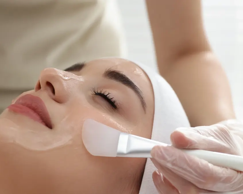 peeling chimico viso Cos’è il peeling chimico e quando ha senso per valorizzare il sorriso: differenze tra superficiale/medio/profondo, recupero, risultati e sicurezza.